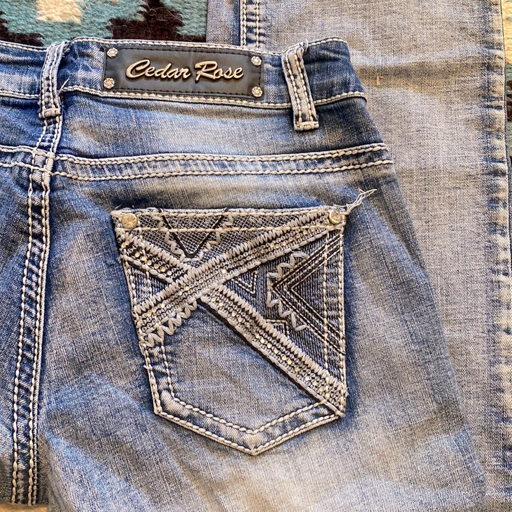 Super cute bedazzled jeans, worn maybe once or twice 26x34